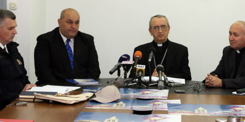 Zadar,050510.
Sastanak u nadbiskupiji uoci odrzavanja Susreta hrvatske katolicke mladezi na koji u subotu u Zadar dolazi 30.000 sudionika (poseban dio pressice vode predstavnici PU zadarske o zabrani prometa taj dan u dijelu Zadra i osiguranju dogadjaja).