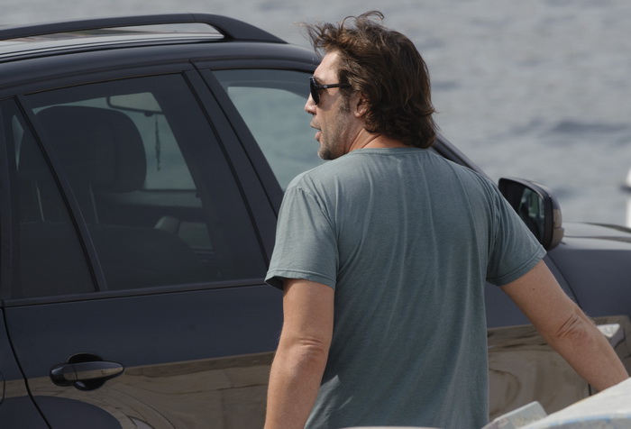 Prigradica, otok Korcula , 270911.
Glumac Javier Bardem snimljen prilikom ukrcaja u brod Majsan marke Beneteau Antares 10,80  koji ga je prebacio na svjetionik Plocica na snimanje filma “Venuto al mondo”.
Foto: Tom Dubravec /  CROPIX