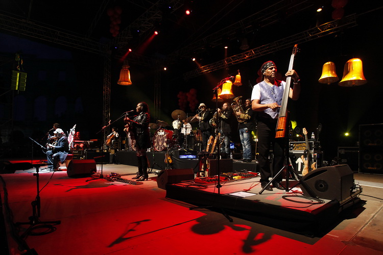 Pula, 180611.
Arena.
Zucchero se koncertom u Areni Puljanima predstavio u sklopu “Chocaback Tour 2011” turneje . Ovo mu je treci put da nastupa u Pulskoj Areni.
Foto: Srecko Niketic / CROPIX Pula, 180611.
Arena.
Zucchero se koncertom u Areni Puljanima predstavio u sklopu “Chocaback Tour 2011” turneje . Ovo mu je treci put da nastupa u Pulskoj Areni.
Foto: Srecko Niketic / CROPIX