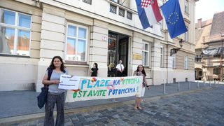 Otočani Markov trg pretvorili u plažu Otočani Markov trg pretvorili u plažu