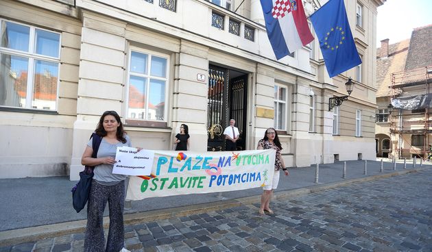 Otočani Markov trg pretvorili u plažu