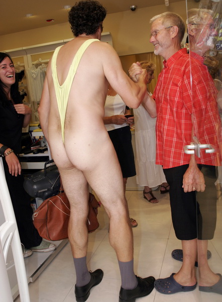 Zadar,090709.
U ocekivanju filmskog Bruna, Zadar je prilicno neocekivano posjetio cuveni Borat, izazvavsi prave salve smijeha medju turistima i domacim ljudima. Utjelovio ga je Enio Mestrovic iz bokanjacke udruge “Bleke i konji” koji je sa “maskom” Borata