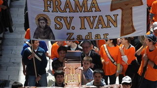 Zadar, 080510.
Zadar je domacin Susreta katolicke mladezi 2010. 
Susret ce trajati dva dana a u njemu ce sudjelovati preko 30.000 mladih iz Hrvatske i svijeta. 
Na slici: procesija s krizem.
Foto: Andrija Lucic / CROPIX