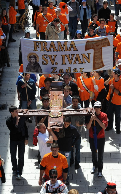 Zadar, 080510.
Zadar je domacin Susreta katolicke mladezi 2010. 
Susret ce trajati dva dana a u njemu ce sudjelovati preko 30.000 mladih iz Hrvatske i svijeta. 
Na slici: procesija s krizem.
Foto: Andrija Lucic / CROPIX