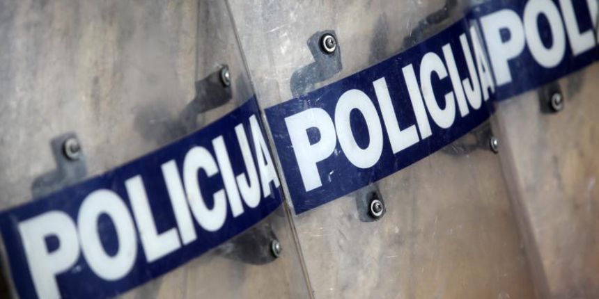 Radnicima škvera Nauta Lamjana interventna policija PU Zadarske onemogućila je pokušaj ulaska u škver u kojem se odvija stečajni postupak.  Photo: Filip Brala/PIXSELL