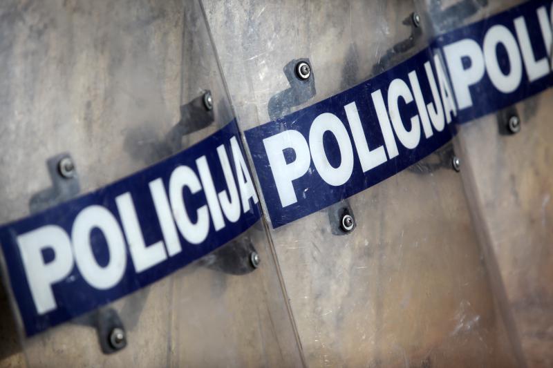 Radnicima škvera Nauta Lamjana interventna policija PU Zadarske onemogućila je pokušaj ulaska u škver u kojem se odvija stečajni postupak. Photo: Filip Brala/PIXSELL Radnicima škvera Nauta Lamjana interventna policija PU Zadarske onemogućila je pokušaj ulaska u škver u kojem se odvija stečajni postupak. Photo: Filip Brala/PIXSELL