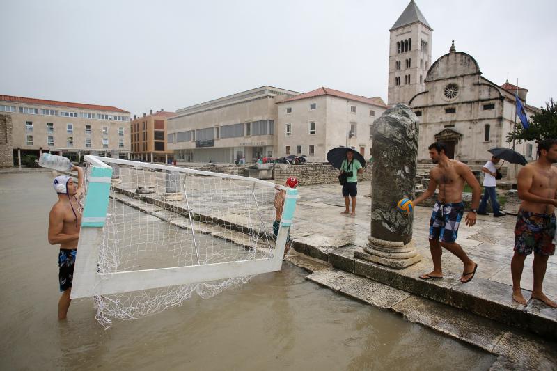 Vaterpolo utakmica na Forumu ispred crkve Sv. Donata, Foto: Filip Brala/PIXSELL