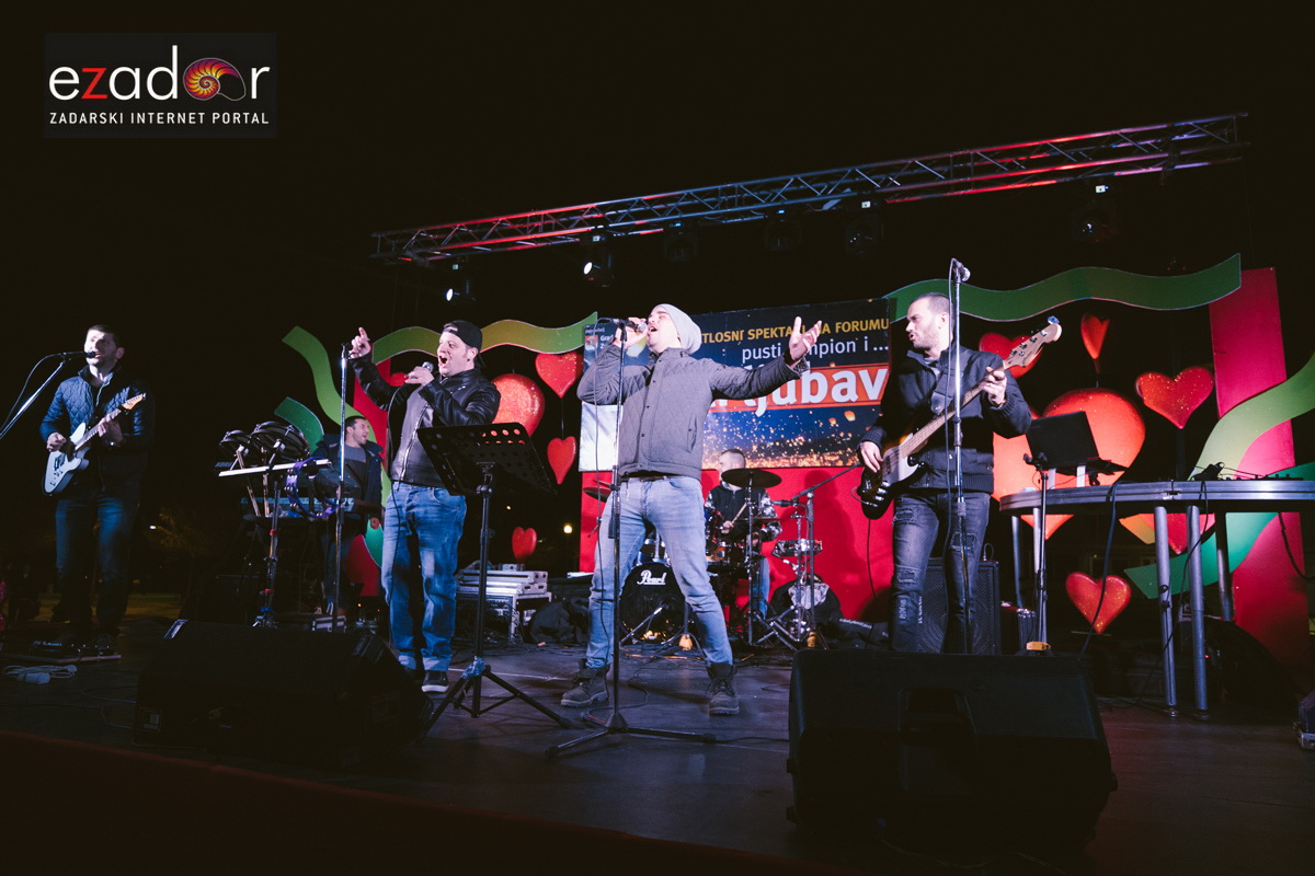 Humanitarni svjetlosni spektakl “Zaželi ljubav 2018.” @ Forum