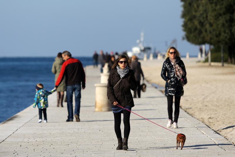 Prohladan, ali iznimno lijep i sunčan dan građani Zadra su iskoristili za šetnju prekrasnom rivom.  Photo: Filip Brala/PIXSELL