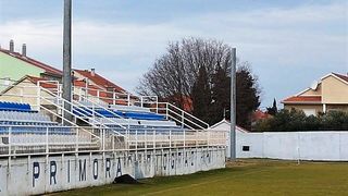 Postavljaju se reflektori na stadion biogradskog HNK Primorac Postavljaju se reflektori na stadion biogradskog HNK Primorac