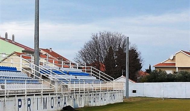 Postavljaju se reflektori na stadion biogradskog HNK Primorac