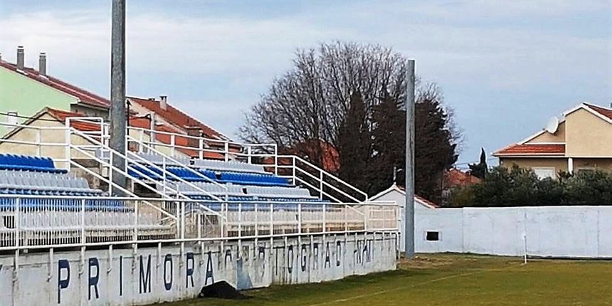 Postavljaju se reflektori na stadion biogradskog HNK Primorac Postavljaju se reflektori na stadion biogradskog HNK Primorac