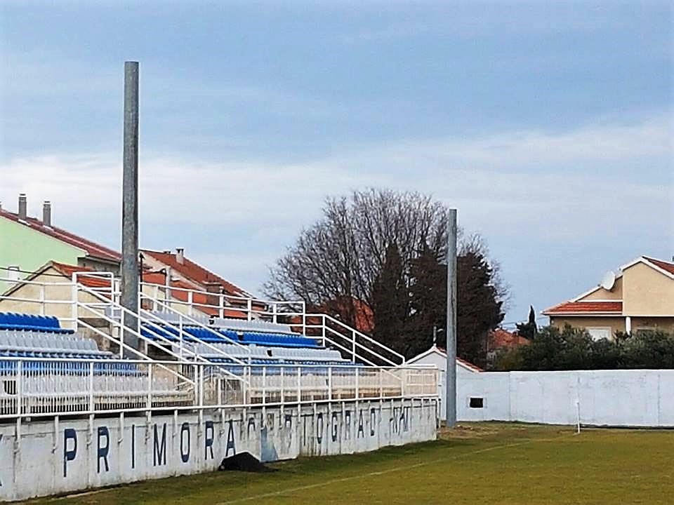 Postavljaju se reflektori na stadion biogradskog HNK Primorac Postavljaju se reflektori na stadion biogradskog HNK Primorac