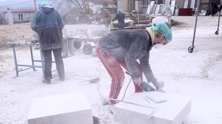 Mladi europski kipari stigli u Imotski, punom parom rade spomenik kultnom Mercedesu Mladi europski kipari stigli u Imotski, punom parom rade spomenik kultnom Mercedesu