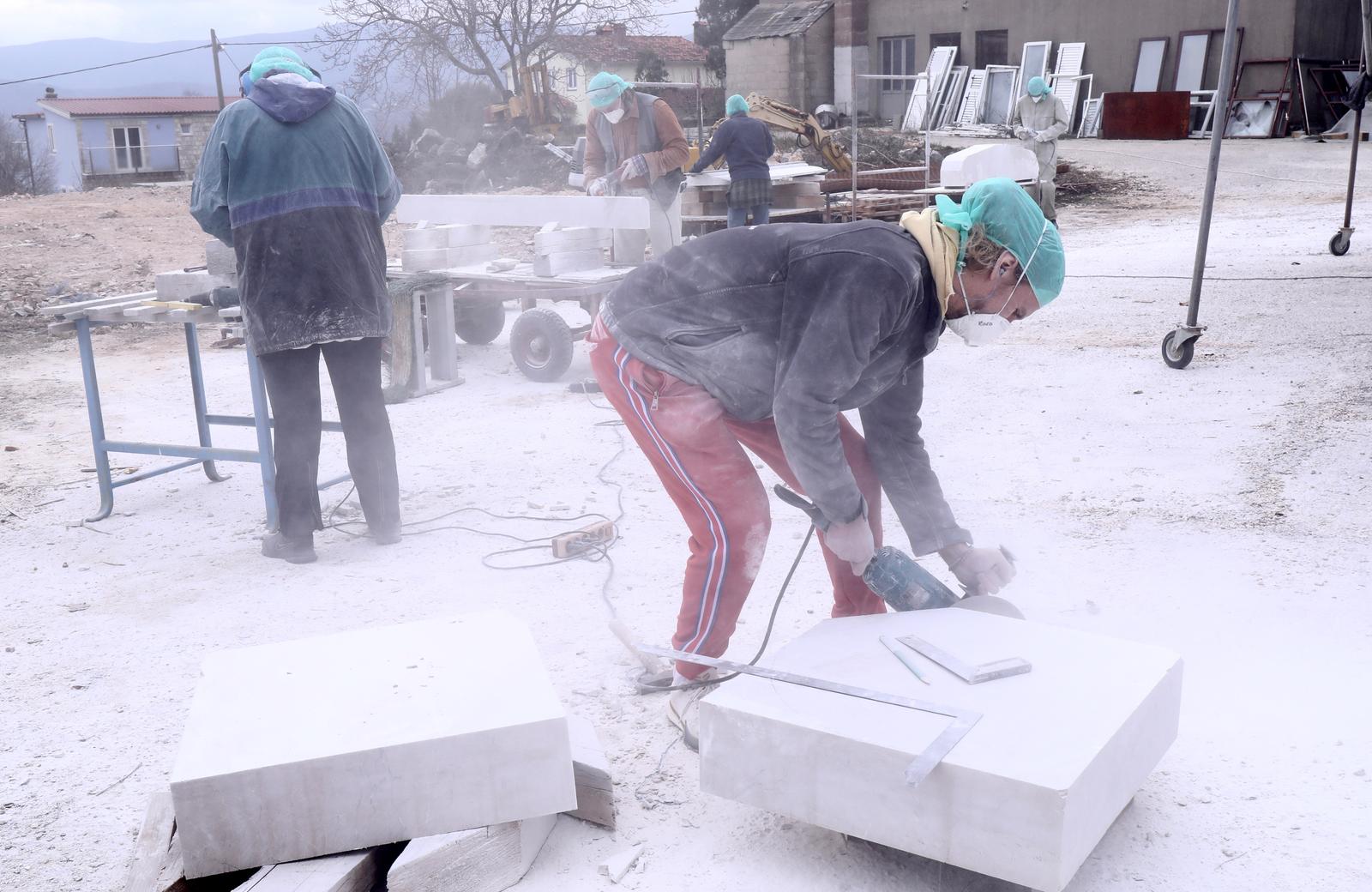 Mladi europski kipari stigli u Imotski, punom parom rade spomenik kultnom Mercedesu Mladi europski kipari stigli u Imotski, punom parom rade spomenik kultnom Mercedesu