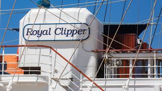 Velicanstveni jedrenjak Royal Clipper na Pozdravu suncu Velicanstveni jedrenjak Royal Clipper na Pozdravu suncu