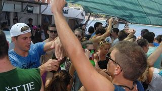 Tunuara 2016 – defile ribarica, spremanje brudeta, demonstracija ribarske vještine i koncert Zorica Kondža. Foto: TZ općine Kali/Adam Vidas Tunuara 2016 – defile ribarica, spremanje brudeta, demonstracija ribarske vještine i koncert Zorica Kondža. Foto: TZ općine Kali/Adam Vidas