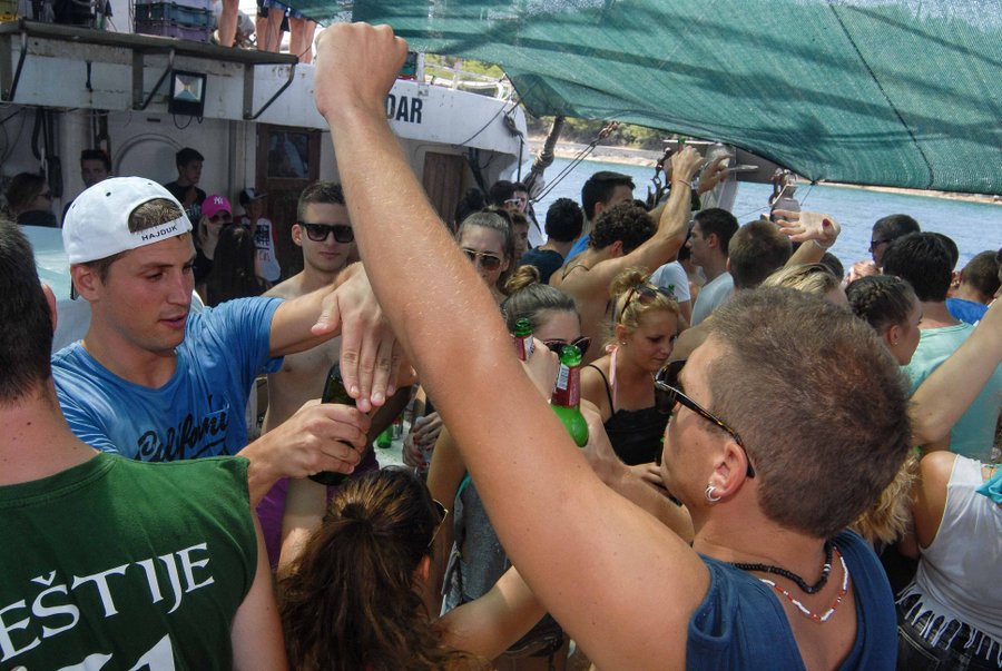 Tunuara 2016 – defile ribarica, spremanje brudeta, demonstracija ribarske vještine i koncert Zorica Kondža. Foto: TZ općine Kali/Adam Vidas Tunuara 2016 – defile ribarica, spremanje brudeta, demonstracija ribarske vještine i koncert Zorica Kondža. Foto: TZ općine Kali/Adam Vidas