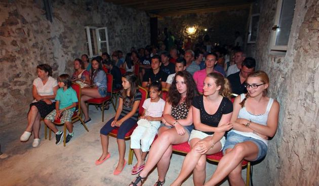 25.06.2013., Islam Grcki, Zadar – Otvorenje filmskog i umjetnickog festivala pod nazivom Zimsko Ljetovanje u Islamu Grckom u Kuli Stojana Jankovica. Festival je simbolicno otvorila glumica Mira Furlan. Photo: Zeljko Mrsic/PIXSELL Autor  Zeljko Mrsic/PIX