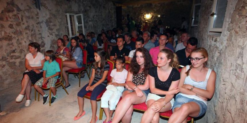 25.06.2013., Islam Grcki, Zadar – Otvorenje filmskog i umjetnickog festivala pod nazivom Zimsko Ljetovanje u Islamu Grckom u Kuli Stojana Jankovica. Festival je simbolicno otvorila glumica Mira Furlan. Photo: Zeljko Mrsic/PIXSELL Autor Zeljko Mrsic/PIX 25.06.2013., Islam Grcki, Zadar – Otvorenje filmskog i umjetnickog festivala pod nazivom Zimsko Ljetovanje u Islamu Grckom u Kuli Stojana Jankovica. Festival je simbolicno otvorila glumica Mira Furlan. Photo: Zeljko Mrsic/PIXSELL Autor Zeljko Mrsic/PIX