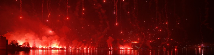 Split, 130211.
Bakljada i rakete tocno u ponoc povodom proslave 100. godina Hajduka.
Foto: Vojko Basic / CROPIX Split, 130211.
Bakljada i rakete tocno u ponoc povodom proslave 100. godina Hajduka.
Foto: Vojko Basic / CROPIX