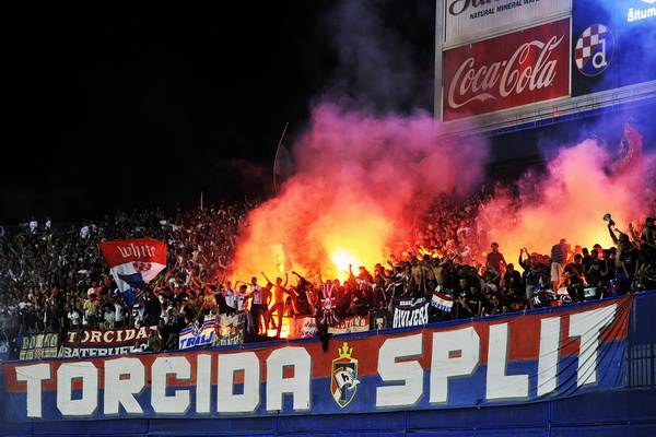 Zagreb, 220513.Stadion Maksimir.Finale Hrvatskog kupa, uzvratna utakmica Lokomotiva – Hajduk.Na slici: navijaci Hajduka, Torcida, bakljada.Foto: Zagreb, 220513.Stadion Maksimir.Finale Hrvatskog kupa, uzvratna utakmica Lokomotiva – Hajduk.Na slici: navijaci Hajduka, Torcida, bakljada.Foto: