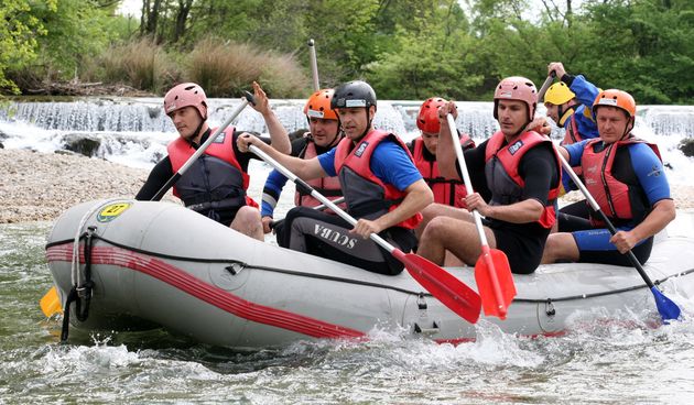 Peta Hrvatska rafting regata Zrmanja 2010, koja se odrzala na raftig stazi od Mlina Zegarskih do Muskovaca, i ove je godin humanitarnog karaktera, a dio prikupljenih sredstava i prihod od humanitarne aukcije slika ide za Djecji vrtic za djecu s teskocama