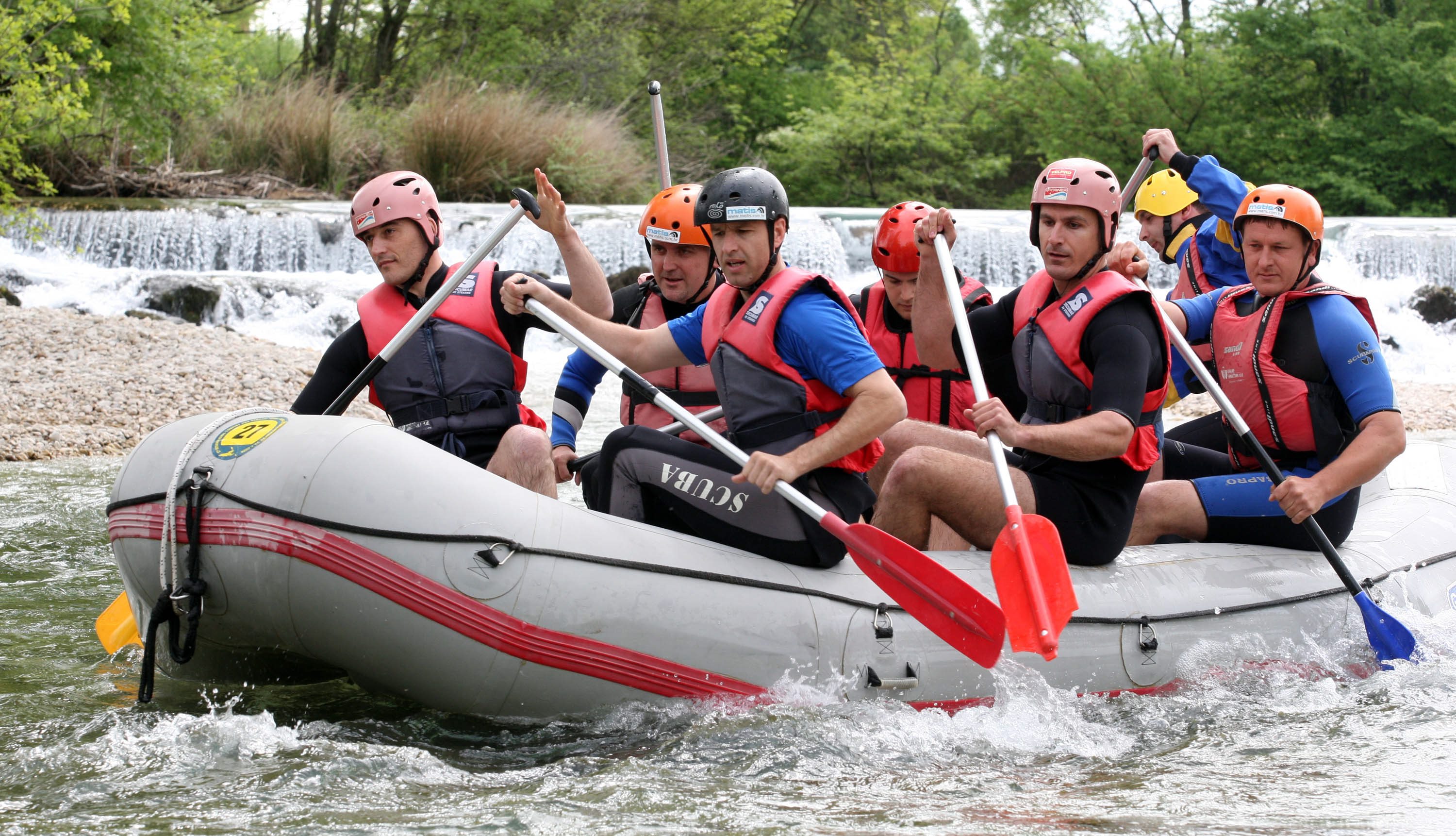 Peta Hrvatska rafting regata Zrmanja 2010, koja se odrzala na raftig stazi od Mlina Zegarskih do Muskovaca, i ove je godin humanitarnog karaktera, a dio prikupljenih sredstava i prihod od humanitarne aukcije slika ide za Djecji vrtic za djecu s teskocama