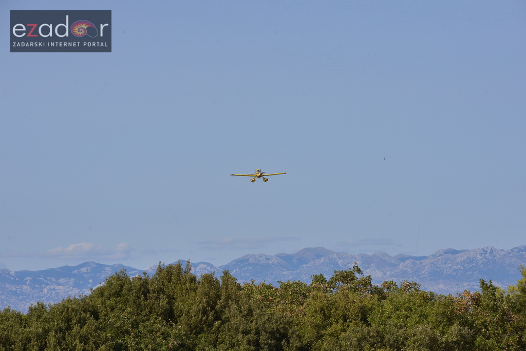 Zračne i kopnene vatrogasne snage u rekordnom roku lokalizirale požar između Dikla i Kožina