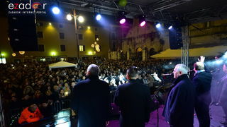 Tisuće Zadrana uživalo na krcatom Narodnom trgu i Tgu Petra Zoranića uz Tomislava Bralića i klapu Intrade Tisuće Zadrana uživalo na krcatom Narodnom trgu i Tgu Petra Zoranića uz Tomislava Bralića i klapu Intrade