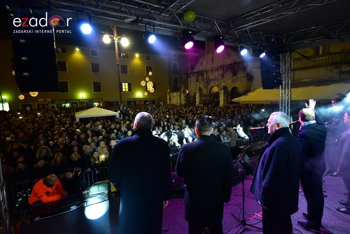 Tisuće Zadrana uživalo na krcatom Narodnom trgu i Tgu Petra Zoranića uz Tomislava Bralića i klapu Intrade Tisuće Zadrana uživalo na krcatom Narodnom trgu i Tgu Petra Zoranića uz Tomislava Bralića i klapu Intrade