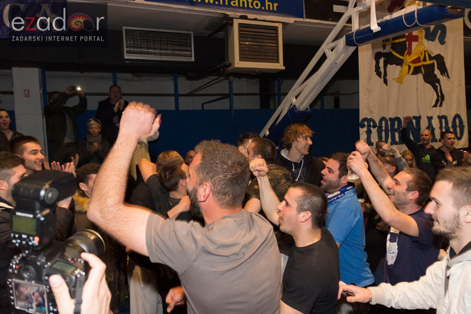 Humanitarno gledanje utakmice Zadar-Cibona (85-84) u Jazinama Humanitarno gledanje utakmice Zadar-Cibona (85-84) u Jazinama