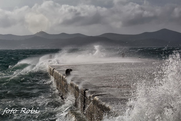 Olujno jugo na zadarskoj rivi 5. studenog 2014. Foto: Roberto Lerga Olujno jugo na zadarskoj rivi 5. studenog 2014. Foto: Roberto Lerga