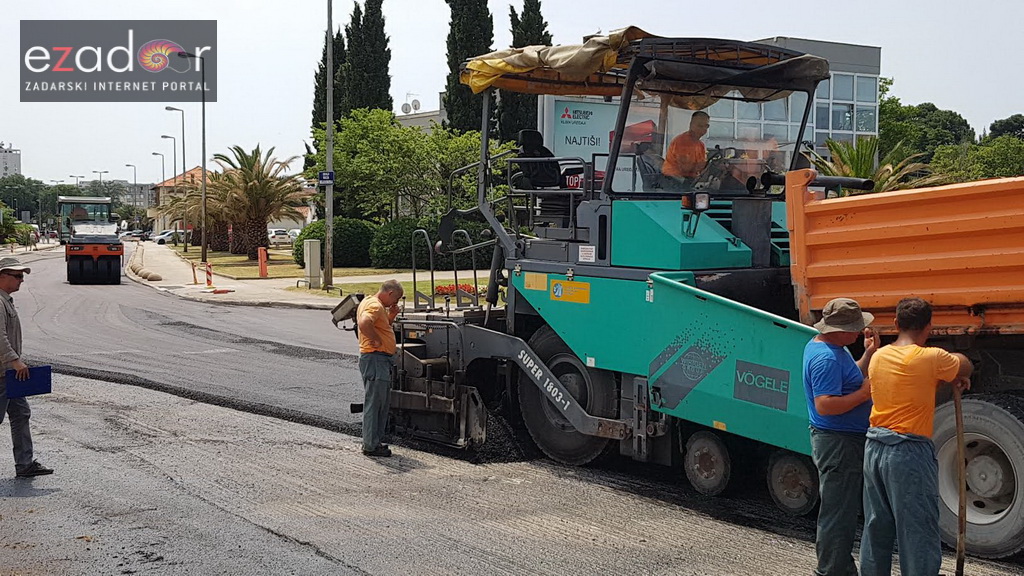 Asfaltiranje kolnika rekonstruiranog i proširenog križanja kod Veslačkog Asfaltiranje kolnika rekonstruiranog i proširenog križanja kod Veslačkog