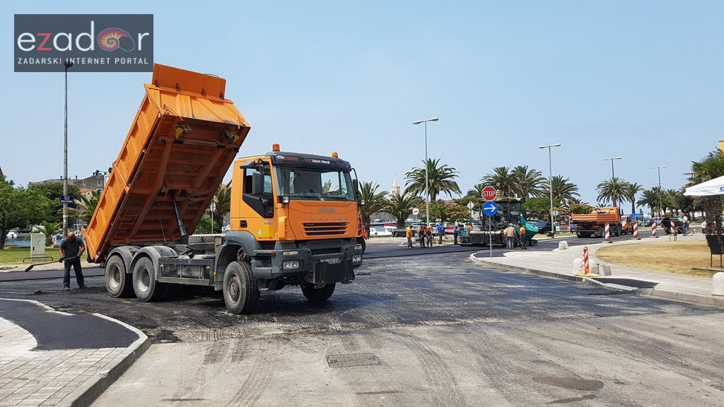 Asfaltiranje kolnika rekonstruiranog i proširenog križanja kod Veslačkog Asfaltiranje kolnika rekonstruiranog i proširenog križanja kod Veslačkog