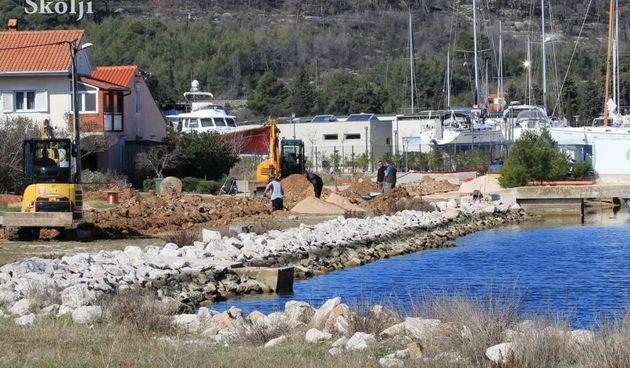 Sutomišćica: Do početka sezone nova šetnica i 8-metarski most