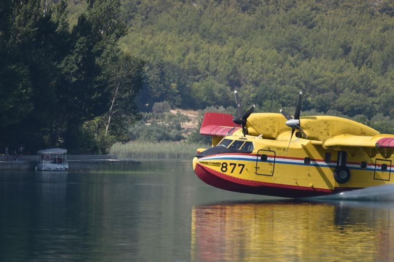 Piloti kanadera oduševljavali spektakularnim uzimanjem vode iz Visovačkog jezera Piloti kanadera oduševljavali spektakularnim uzimanjem vode iz Visovačkog jezera