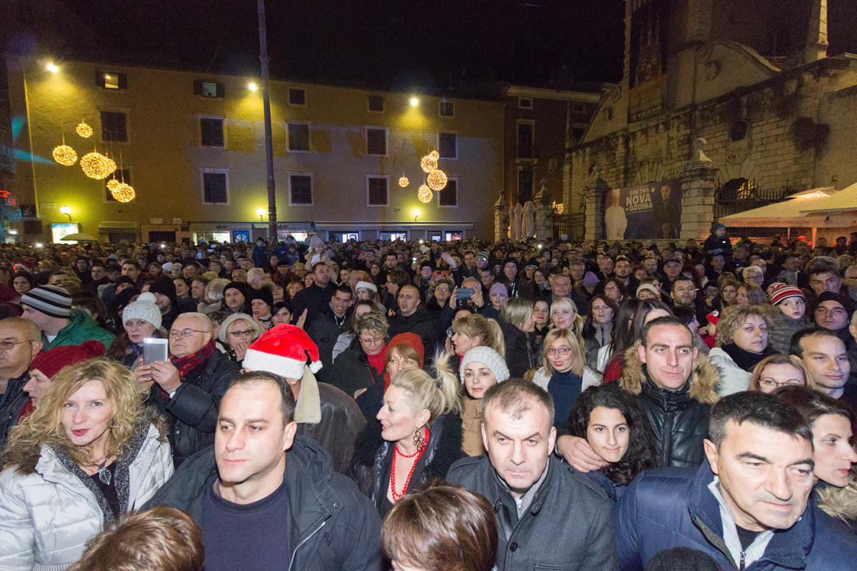 Doček 2017: Najluđa noć na zadarskom Poluotoku privukla više tisuća Zadrana i gostiju Doček 2017: Najluđa noć na zadarskom Poluotoku privukla više tisuća Zadrana i gostiju