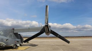 Djelatnici iz vojarne u Zemuniku obišli američke Osprey-e Djelatnici iz vojarne u Zemuniku obišli američke Osprey-e