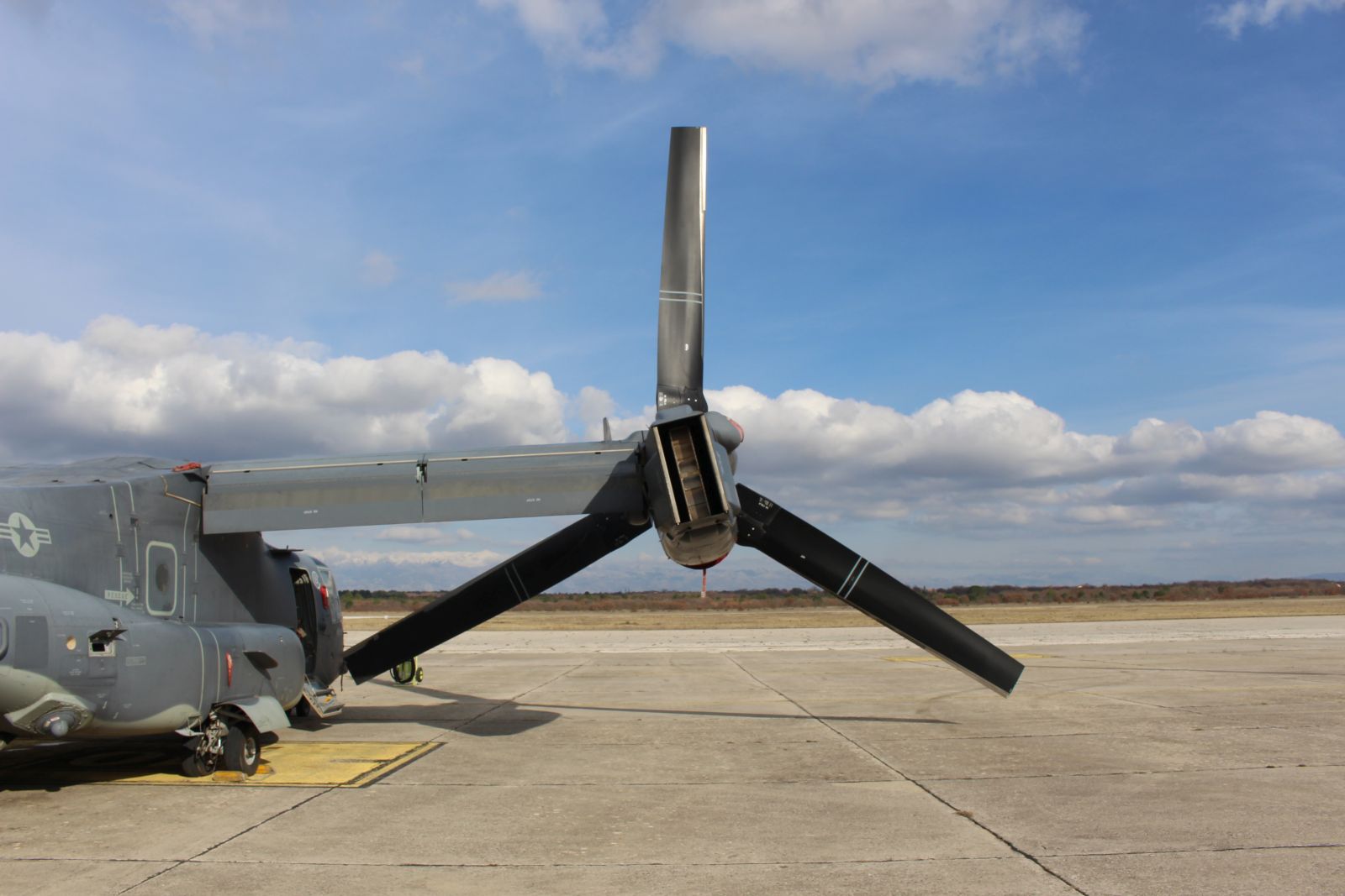 Djelatnici iz vojarne u Zemuniku obišli američke Osprey-e Djelatnici iz vojarne u Zemuniku obišli američke Osprey-e