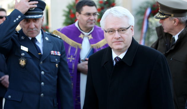 Zadar, 270112.
Predsjednik RH Ivo Josipovic u posjeti je Zadarskoj zupaniji. Jutros je polozio vijenac na sredisnjem krizu gradskog groblja svim poginulim sudionicima akcije Maslenica.
Foto: Andrija Lucic / CROPIX