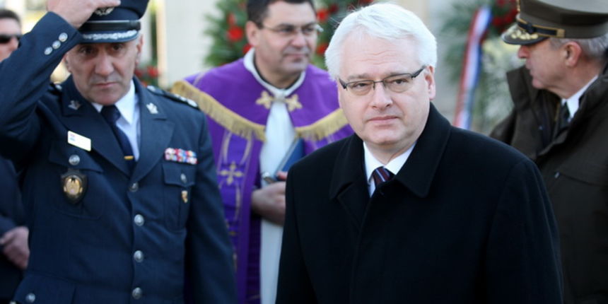 Zadar, 270112.
Predsjednik RH Ivo Josipovic u posjeti je Zadarskoj zupaniji. Jutros je polozio vijenac na sredisnjem krizu gradskog groblja svim poginulim sudionicima akcije Maslenica.
Foto: Andrija Lucic / CROPIX Zadar, 270112.
Predsjednik RH Ivo Josipovic u posjeti je Zadarskoj zupaniji. Jutros je polozio vijenac na sredisnjem krizu gradskog groblja svim poginulim sudionicima akcije Maslenica.
Foto: Andrija Lucic / CROPIX