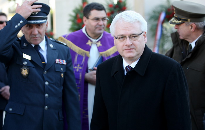 Zadar, 270112.
Predsjednik RH Ivo Josipovic u posjeti je Zadarskoj zupaniji. Jutros je polozio vijenac na sredisnjem krizu gradskog groblja svim poginulim sudionicima akcije Maslenica.
Foto: Andrija Lucic / CROPIX