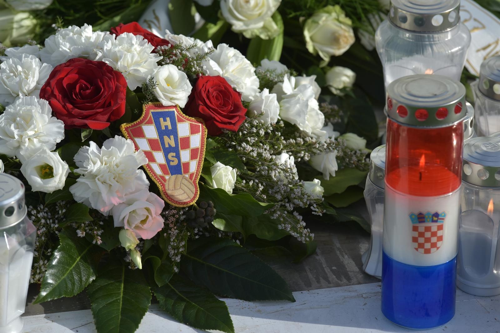 Na stadionu u Stanovima obilježena 10. obljetnica smrti Hrvoja Ćustića Na stadionu u Stanovima obilježena 10. obljetnica smrti Hrvoja Ćustića