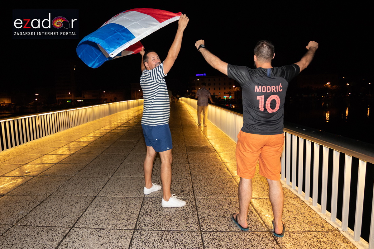 Čudesna noć: Velika fešta ulicama Zadra nakon plasmana Vatrenih u finale SP Čudesna noć: Velika fešta ulicama Zadra nakon plasmana Vatrenih u finale SP