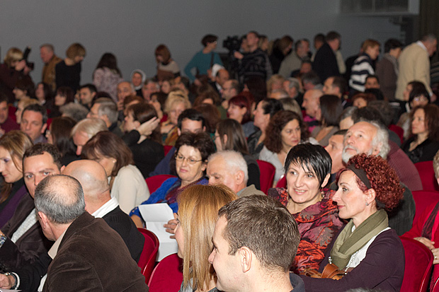 HNK Zadar: “Ljubi s ljubavlju”, foto: Leo Banić HNK Zadar: “Ljubi s ljubavlju”, foto: Leo Banić