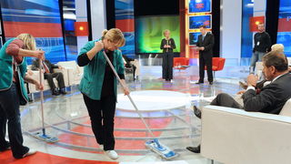 Zagreb, 221209. 
Prisavlje 13, studio HRT-a.
Suceljavanje predsjednickih kandidata.
Na slici: posljednje uljepsavanje studia prije pocetka emisije.
Foto: Damir Krajac / CROPIX