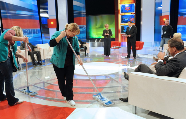 Zagreb, 221209. 
Prisavlje 13, studio HRT-a.
Suceljavanje predsjednickih kandidata.
Na slici: posljednje uljepsavanje studia prije pocetka emisije.
Foto: Damir Krajac / CROPIX