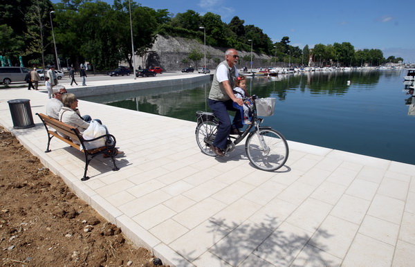Zadar, 270513.
Uvala Jazine. 
Zavrseni su radovi na uredjenju uvale Jazine gdje je uredjena nova riva i setnica.
Foto: Jure Miskovic / CROPIX