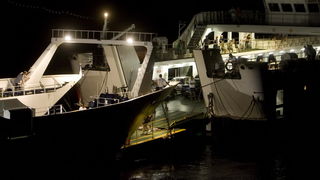 Jablanac, 170811.
U pomorskoj havariji trajekt Rapske plovidbe “Barbat” oko 18 sati, prilikom pristajanja u luku Jablanac ostao je bez pogona i udario u rivu koja je ujedno i mjesna plaza. Ozlijedjeno je sedam osoba. Ocevid je u tijeku. 
Na slici: prebaci